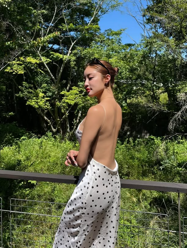 女星王林是習慣裸體待在家的「裸體派」。(圖/翻攝王林IG)